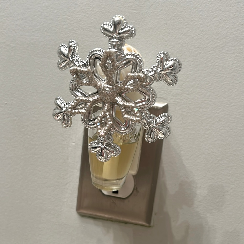 Bath & Body snow flake plug in